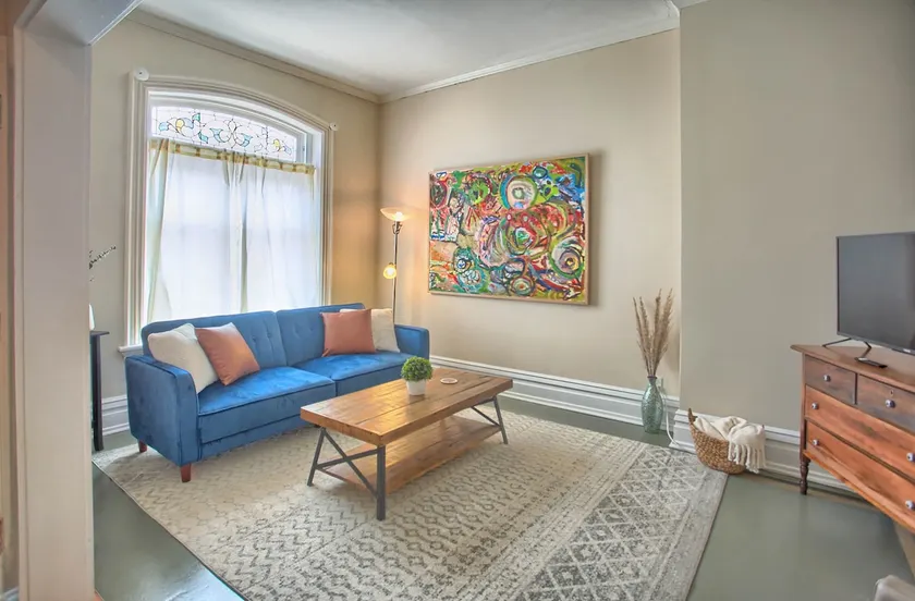 Historic Midtown 1-br apt with free parking space - Image 1