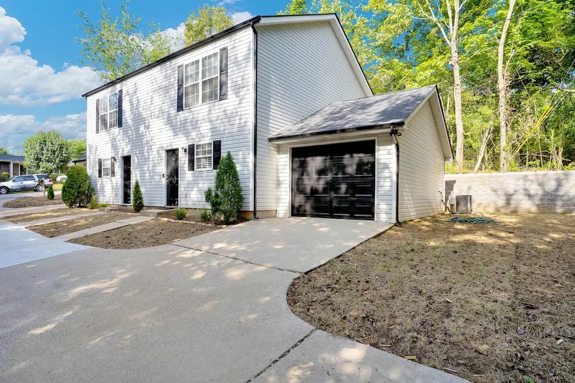 (Side B) Comfortable 2BR Townhome Near the Mall! - Image 1