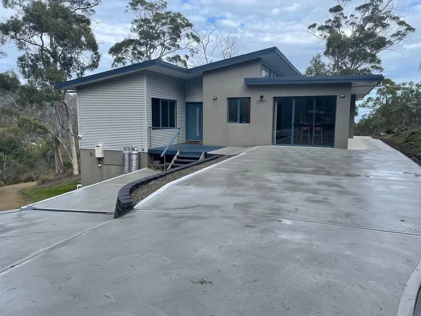 Hill Top Retreat - Image 1