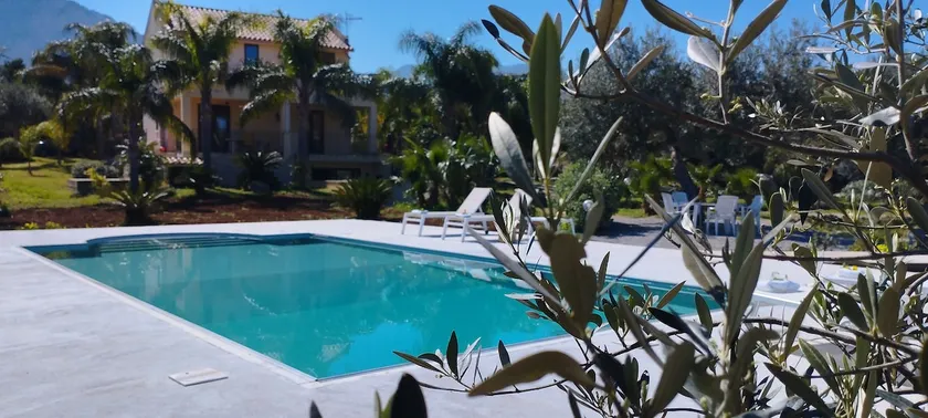 Ein Garten in der Sonne, das kristallklare Meer, entspannend - Image 1