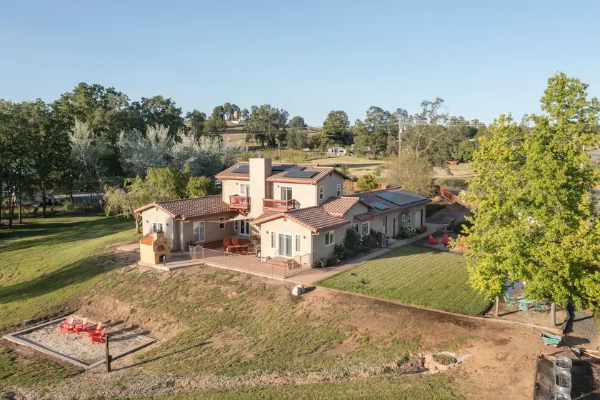 Family Winery Estate · Pet-Friendly Home with Vineyard Views - Image 1
