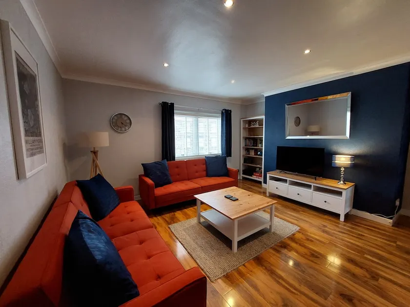Bright, Stylish, modern, centrally located flat - Image 1