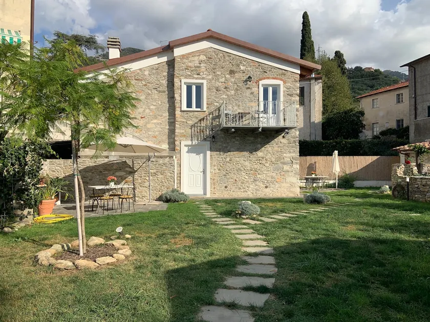 Maison en pierre dans un village ancien près du centre - Image 1