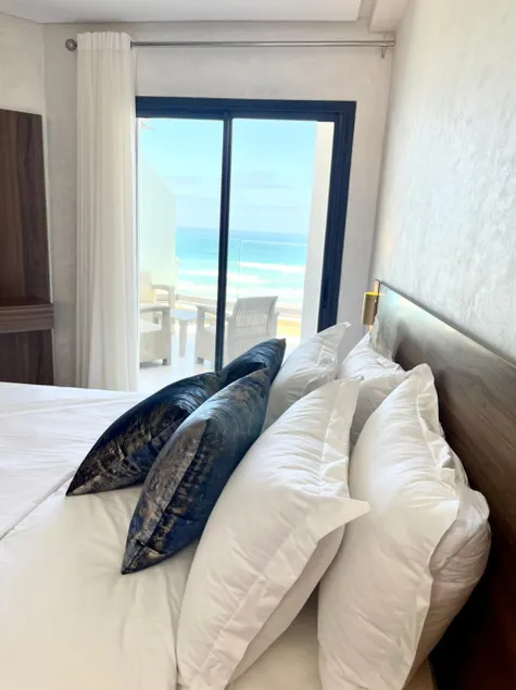 Beautiful beachfront apartment at high standard - Image 1