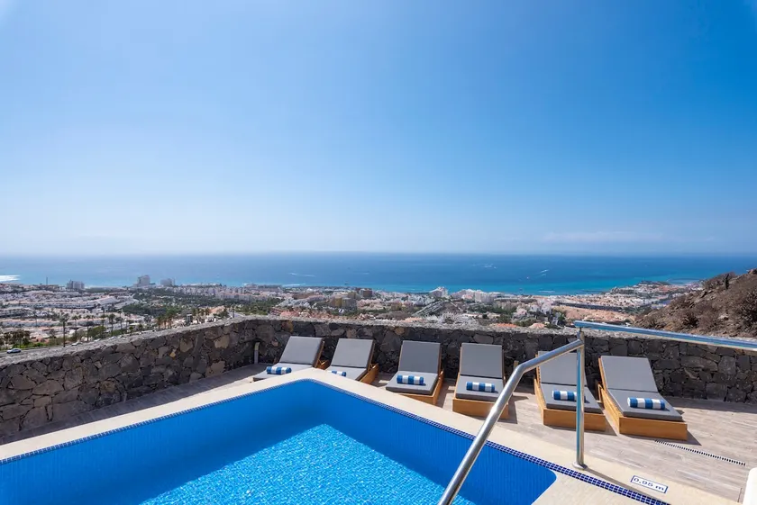 Luxury Villa Maria private heated pool Free Car except Christmas - Image 1