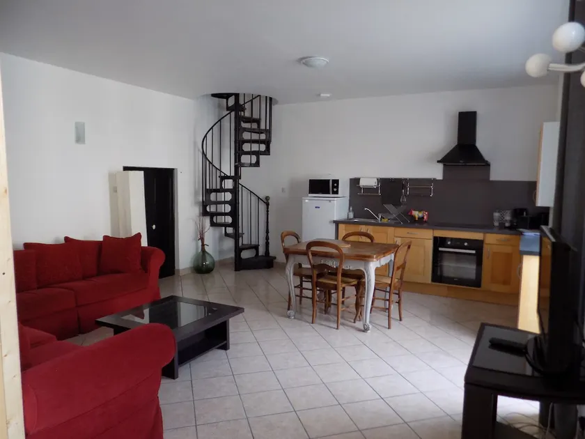 LE 19, townhouse air-conditioned bedrooms - Image 1
