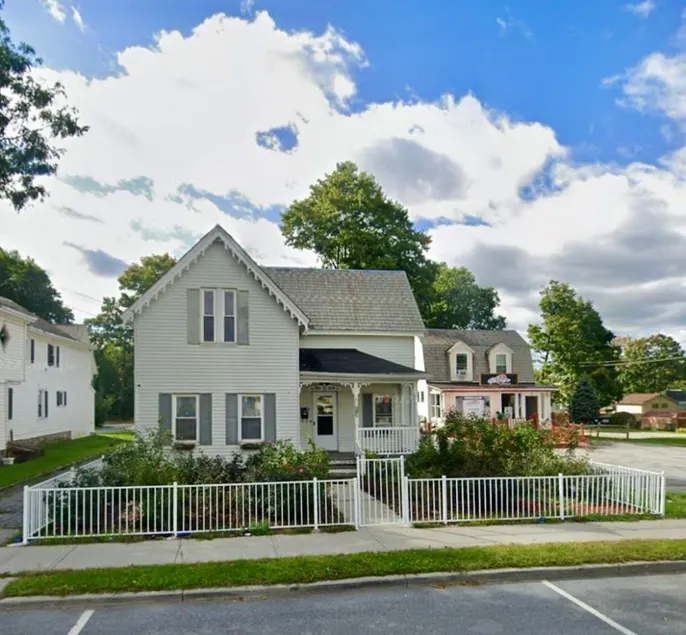 Comfortable 2 bedroom home in center of town. - Image 1