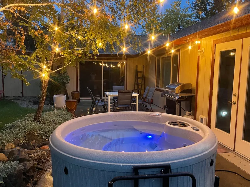 🏡 *NEW* The Artsy Abode ✨ Hot Tub ♨️ BBQ 🍖Foosball ⚽️ - Image 1
