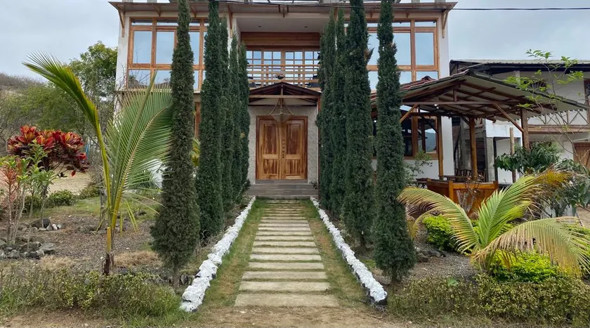 Beautiful beach house in Puerto López - 22 people - Image 1