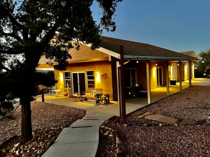 Welcome to Suzanne&Gary's Granite Mountain Getaway - Image 1