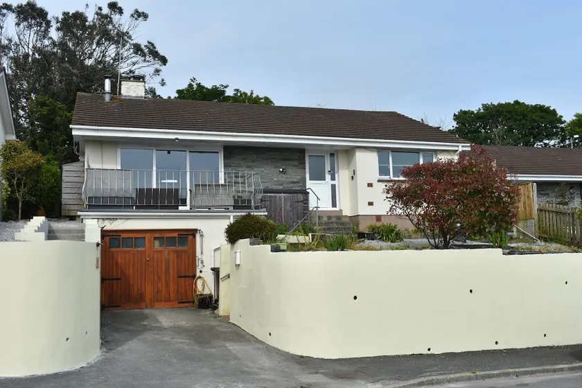 Charming, 3 bed, dog friendly bungalow with lovely views, 5 mins from the beach - Image 1