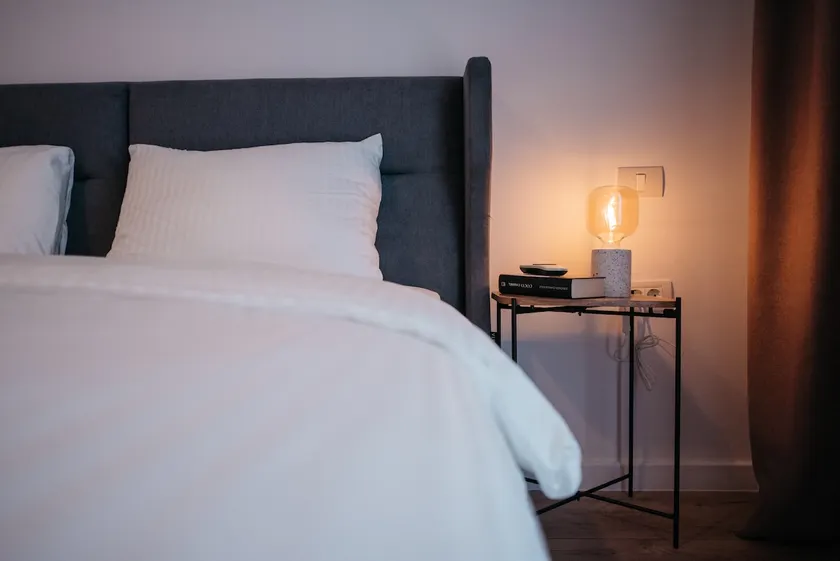 King size bedroom with private bathroom - Image 1