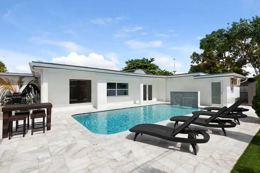 Modern 4.5 BR 3 Bath Dream House Heated Pool BBQ - Image 1