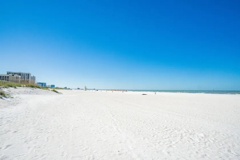 Resort living on the beach - Image 1
