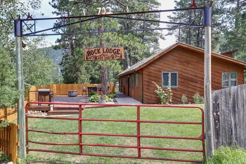Rock Lodge covered parking and Private Hot Tub! - Image 1