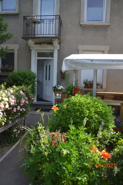 Ground floor apartment in house near city center. - Image 1