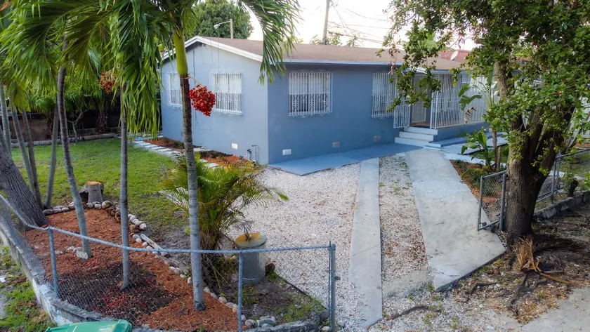 Magic City Tropical Corner House - Image 1