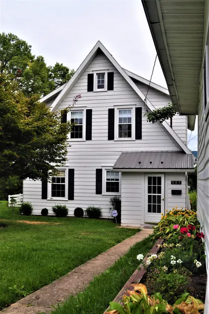Cozy riverfront cottage with easy access to US 322 - Image 1