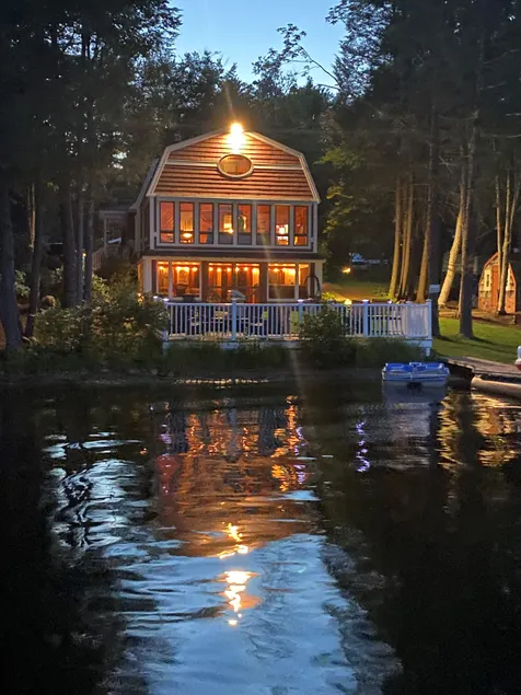 Charming and spacious lakefront home with 4 bedrooms, hot tub and pool table! - Image 1