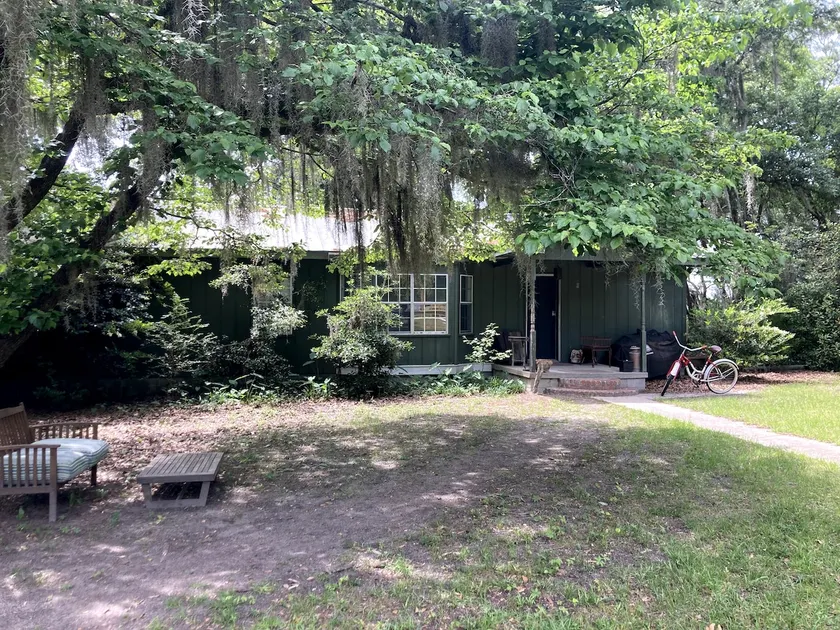 Tucked Away Renovated 4 Bedroom/ 2 Bath, Sleep 12  Close to Parris Island - Image 1