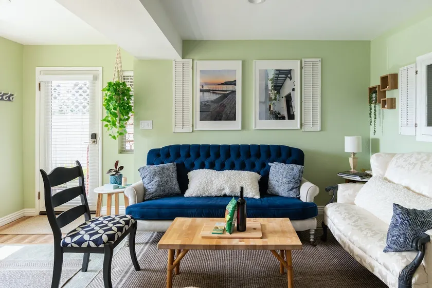 Stylish Spacious Seaside Retreat, Walking to Beach - Image 1