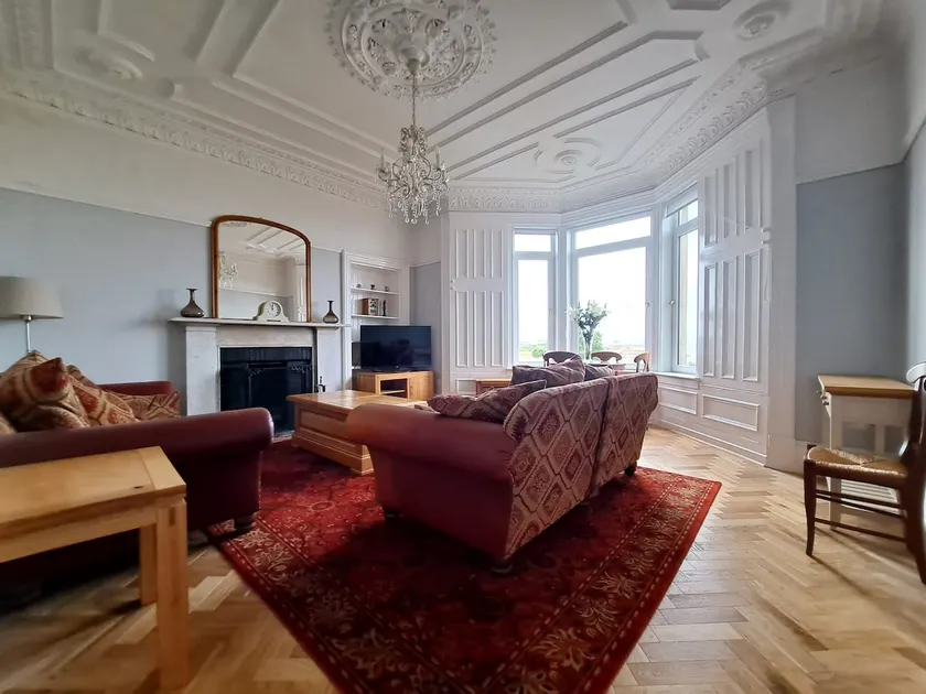 Stunning seafront apartment - Image 1