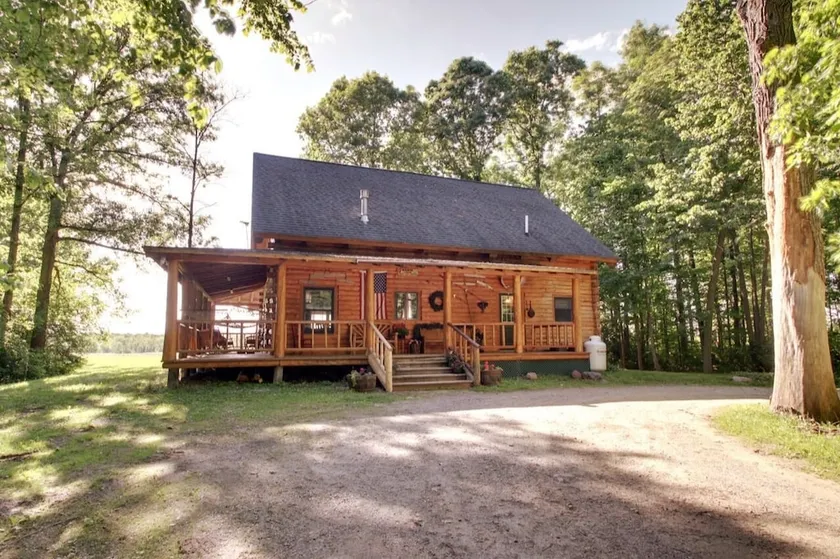 Authentique cabane en rondins amusant d'automne! Et bain à remous, près du lac avec vue sur la montagne - Image 1