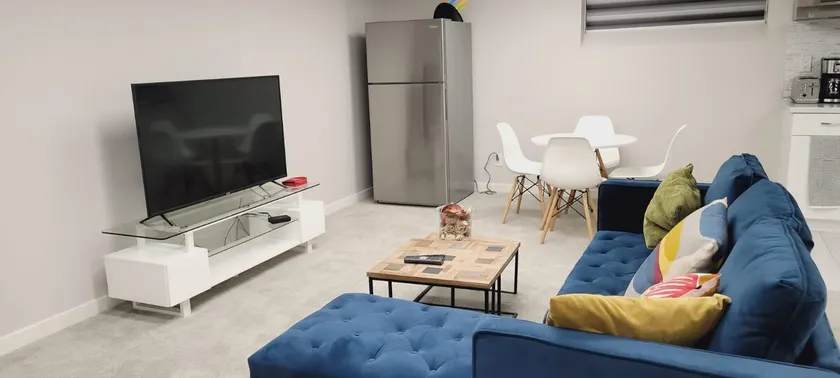 Cheerful 1 bedroom basement home with parking. - Image 1