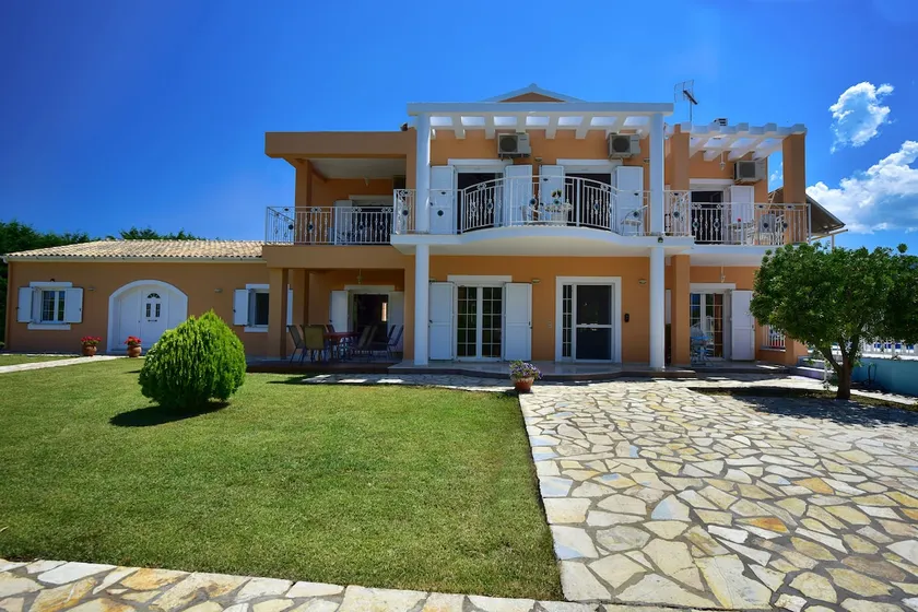 Beachfront Family Luxury Villa Jolie: tennis, pool, jacuzzi, sauna, ping-pong... - Image 1