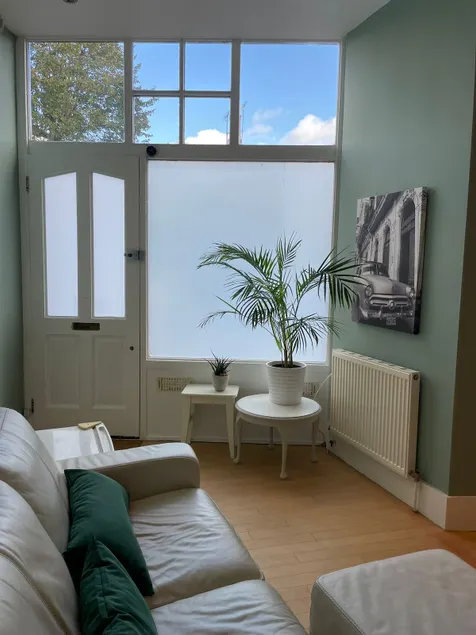 Renovated maisonette with private terrace in N10. - Image 1