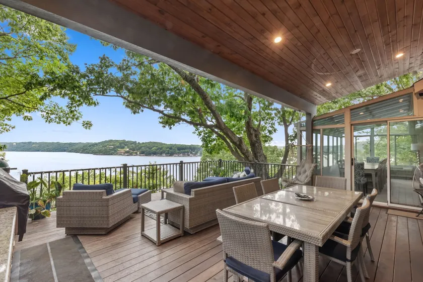 Lofted Bluff Sunset Lake Views and Private Boat Dock - Image 1