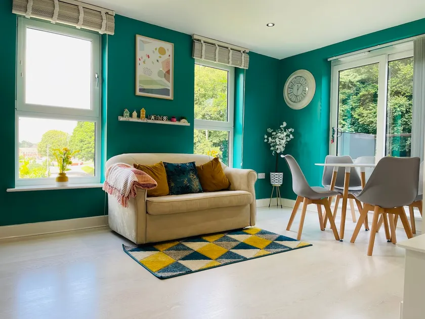 Cheerful 2-bed townhouse in Wakefield with parking - Image 1