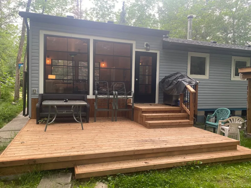 Peaceful + bright 3 bedroom cabin with sunroom - Image 1