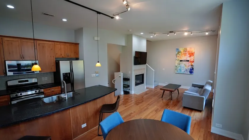Modern 2 bedroom Townhouse, Great for CWS.  Ideal Location - Image 1