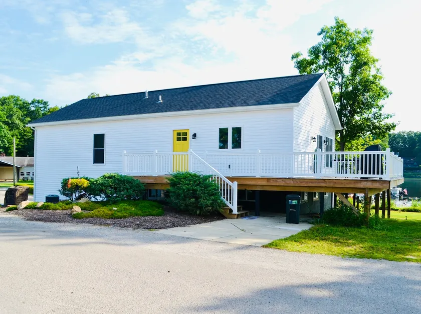 Lakefront 2 bedroom home with dock - Image 1