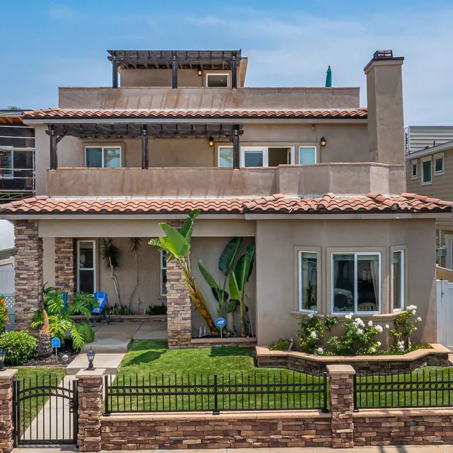 Coastal Retreat by the Sea - Image 1