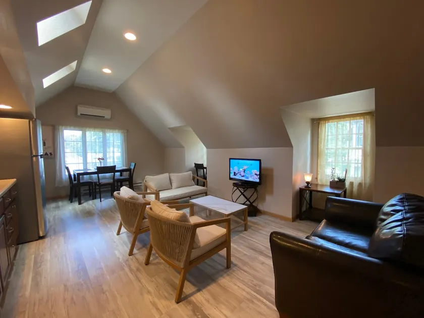 Modern & private 1-bdrm apartment w/ free parking - Image 1