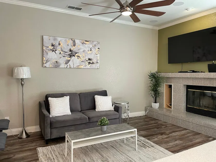 Cheerful 3-bedroom Residential Home with Pool - Image 1