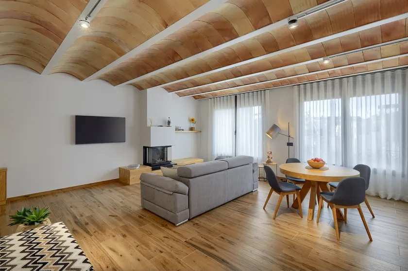 Beautiful house with indoor fireplace. HUTG-059213 - Image 1