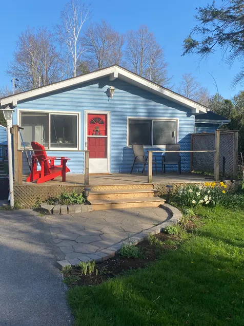 Quaint well kept cottage steps to the beach - Image 1
