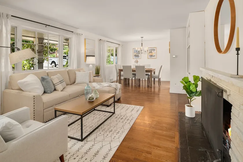 DT Bellevue Hidden Gem With a View & AC - Image 1