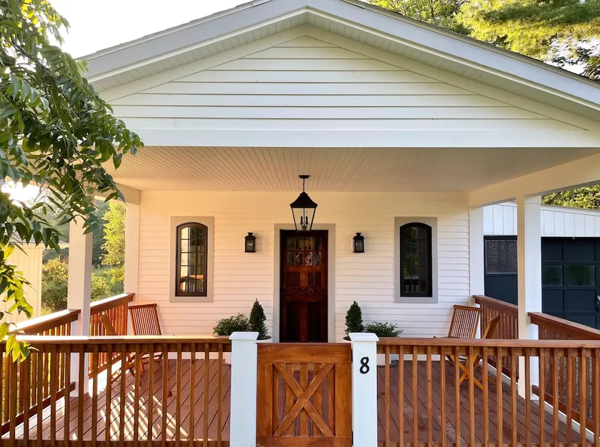 Luxury Historic School House Cottage - Image 1