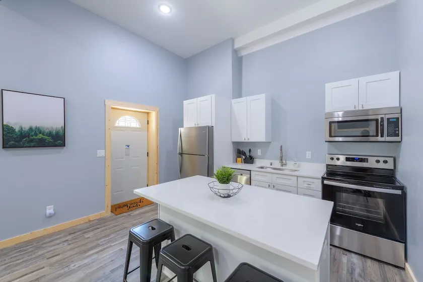 East Suite at Welch Suites (1 bedroom) - Image 1