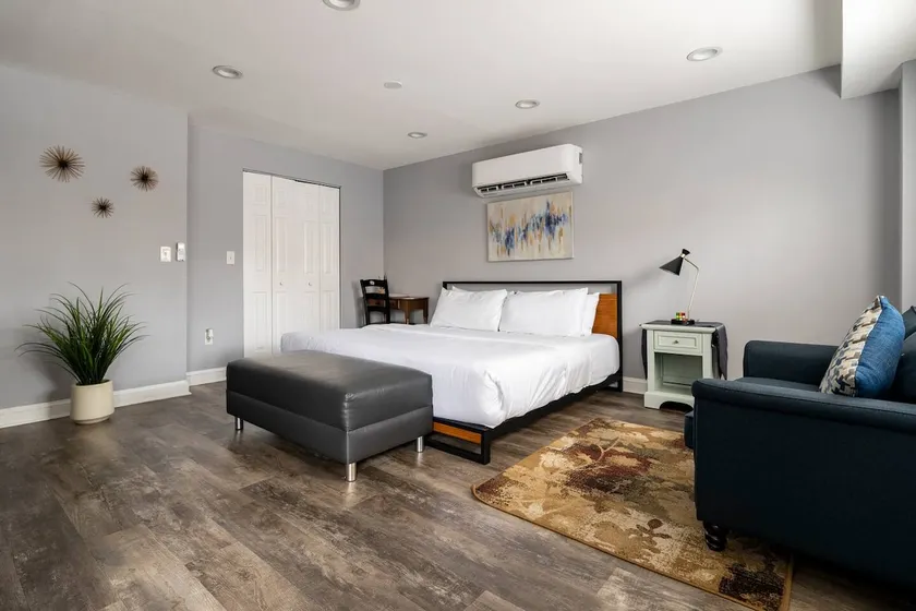 Cozy King Bed Studio - Near Stadiums - Image 1
