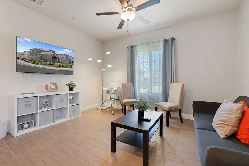 Adorable entire guest unit with free parking - Image 1