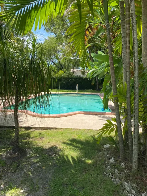 Spacious Guest House With Pool - Image 1