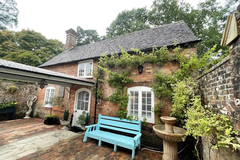Cozy Georgian Coach House at The Brook - Image 1