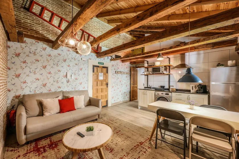 Calle Noviciado, Apartment with double bed and sofa. - Image 1