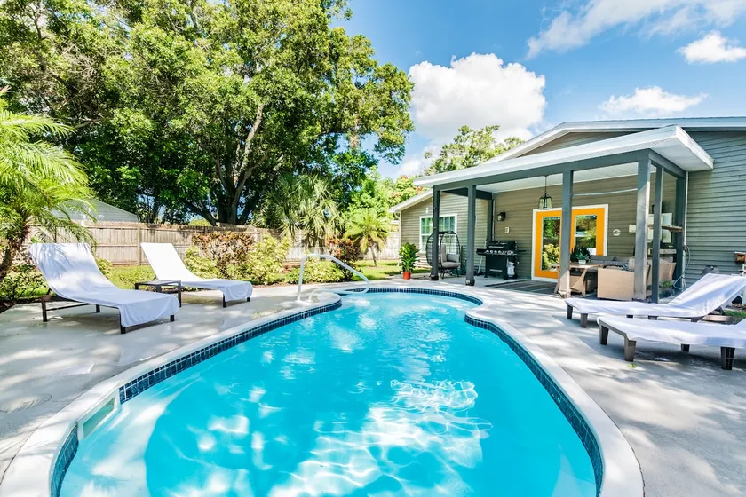 Home w/heated pool 10 mins to Clearwater Beach! - Image 1