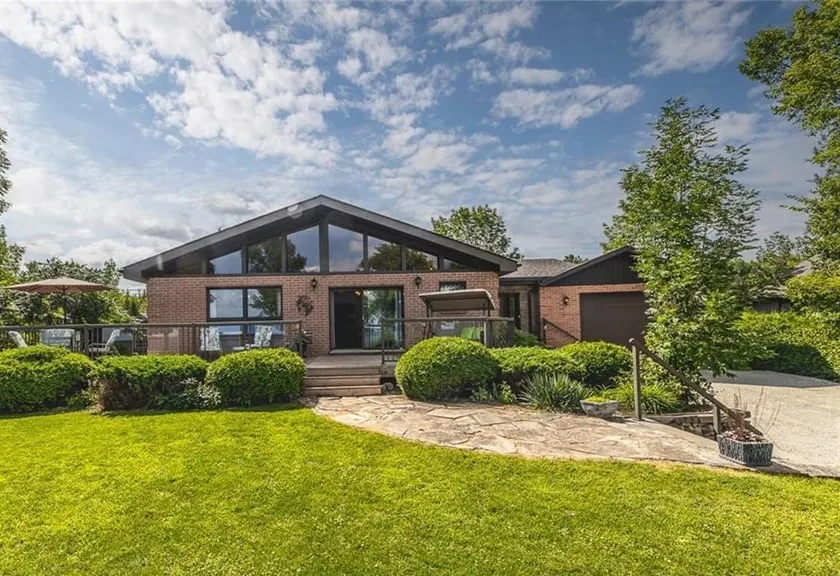 Adorable 4 bedrooms, 3 bathrooms 4-season cottage - Image 1